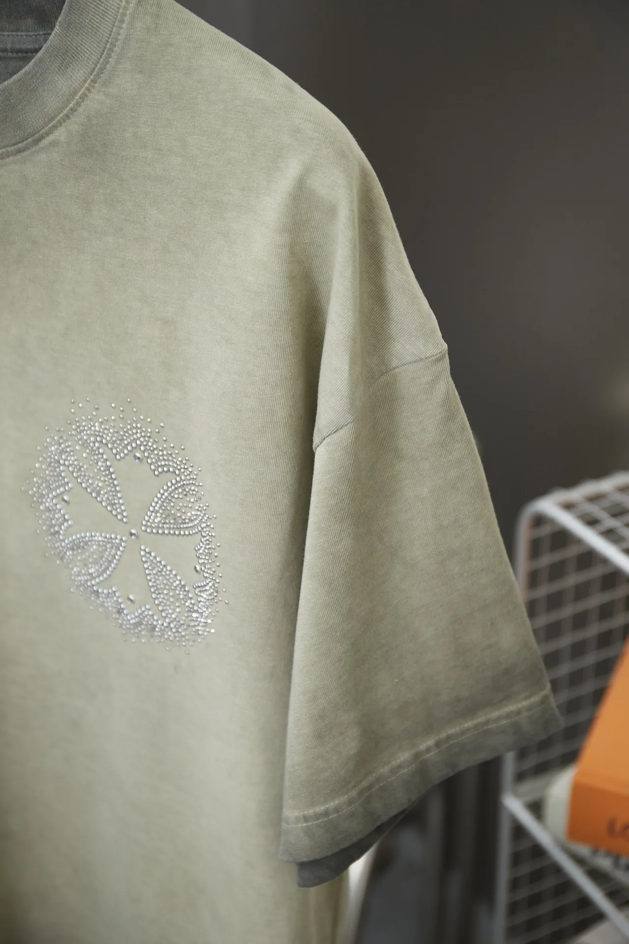 🅿️220 Chrome Hearte 25SS early spring new model, hot diamond short sleeves, light luxury, a must-have item for daily commuting for men and women, correct version, welcome to compare, detailed features · 280 grams of 100% pure cotton double yarn jersey fabric · Special thickened 32 pieces of double-strand 1X1 thread in the same vat · Imported Australian matte pearlescent diamonds. Ready-made garments are dyed and then faded and fried with snowflakes. Then wash to make it look old. General washing improves the effect · Double-needle stitching across seams · Original main mark, washed tag, branded moisture-proof paper packaging Color: black/apricot/grey/military green Size: S/M/L/XL